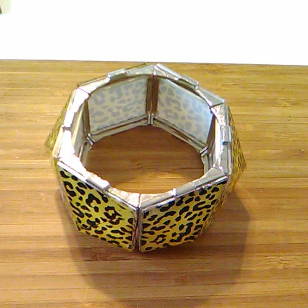 Nwt Leopard skin look bracelet - Picture 5 of 8